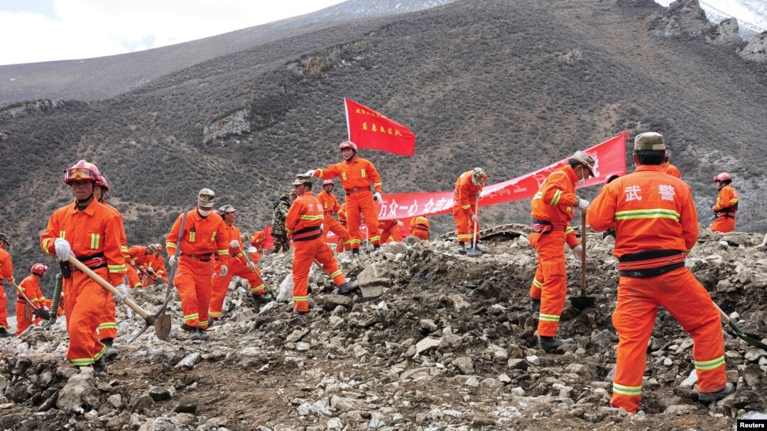 Tim SAR melakukan pencarian korban tanah longsor di lokasi pertambangan emas di wilayah Maizhokunggar, Tibet (30/3).