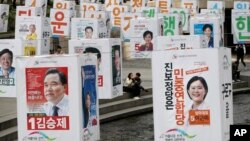 Poster para kandidat menjelang pemilihan umum di Cheonggye, pusat kota Seoul, Korea Selatan (13/4). 