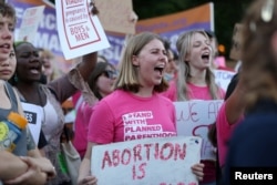 FILE - College student Jordan Simi (C) participates in a chant during a pro-abortion rights march and rally held in Atlanta, Georgia, U.S., May 3, 2022. (REUTERS/Alyssa Pointer/File Photo)