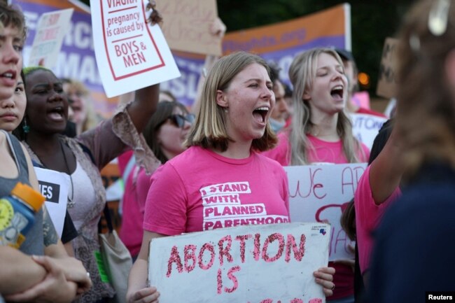 FILE - College student Jordan Simi (C) participates in a chant during a pro-abortion rights march and rally held in Atlanta, Georgia, U.S., May 3, 2022. (REUTERS/Alyssa Pointer/File Photo)