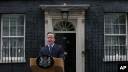 Perdana Menteri Inggris David Cameron memberikan pernyataan di luar 10 Downing Street di London, 20 Februari 2016. 