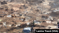 Vue aérienne de la carrière de granite à Ouagadougou, au Burkina Faso, le 24 décembre 2018. (VOA/Lamine Traoré)