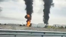 Kebakaran di depot minyak di Feodosia, Krimea, 7 Oktober 2024, diambil dari video media sosial yang diperoleh oleh REUTERS.