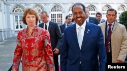 Catherine Ashton and Somali's President Hassan Sheikh Mohamud arrive at a conference called "New Deal in Somalia" in Brussels. (September 2013.) 