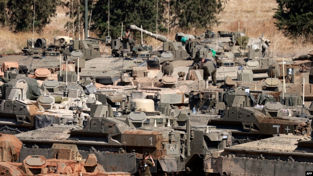 29 Eylül 2024 - İsrail ordusuna ait tanklar ve zırhlı araçlar, İsrail'in kuzeyinde Lübnan sınırına yakın Yukarı Celile bölgesinde konuşlandırıldı.