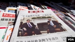 北京新京報2012年2月16日在一個街頭報攤上的報紙頭版。