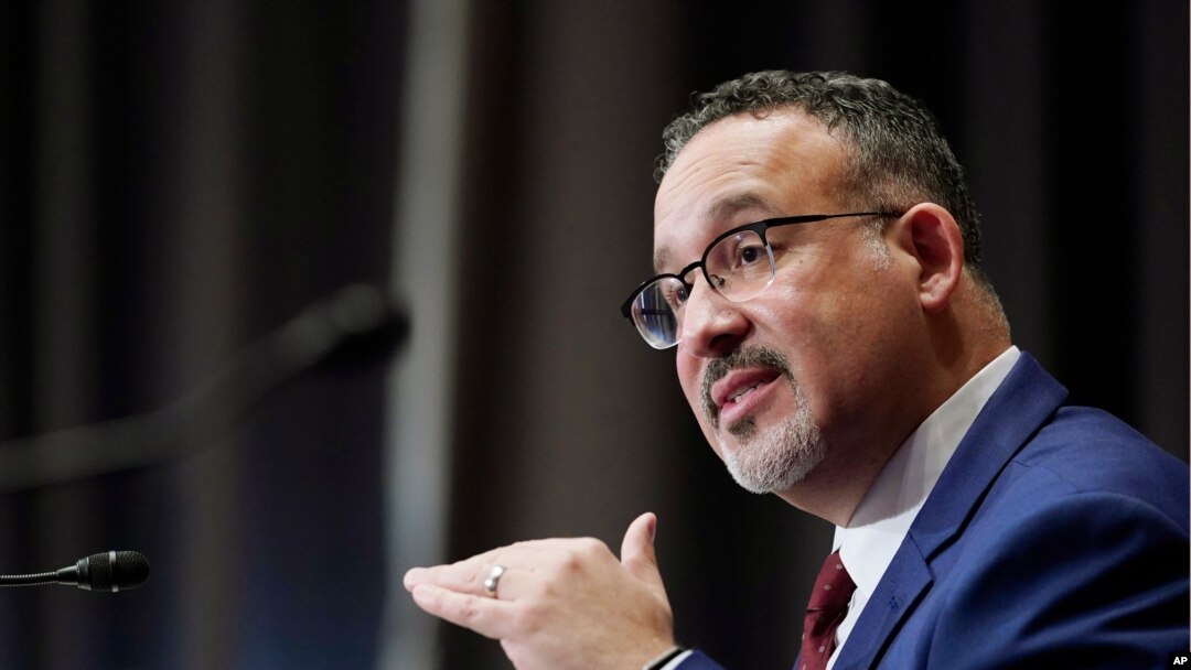 Calon Menteri Pendidikan AS Miguel Cardona saat memberi paparan di hadapan Komite senat untuk Kesehatan, Pendidikan, Tenaga Kerja dan Pensiun di Capitol Hill, Washington, 3 Februari 2021.