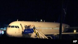 터키 공군 전투기들이 앙카라의 에센보가 공항에 강제 착륙시킨 시리아항공 소속 에어버스 A320 여객기