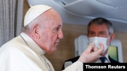 프란치스코 로마 가톨릭 교황이 8일 이라크 방문을 마치고 돌아오는 전용기 안에서 기자회견을 하고 있다