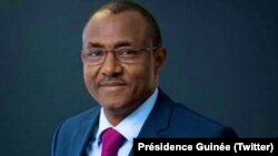 Le président de la transition, le Colonel Mamadi Doumbouya, a signé le décret de nomination de Mohamed Béavogui au poste de Premier Ministre de la Transition à Conakry, le 6 octobre 2021. (Twitter/Présidence Guinée)