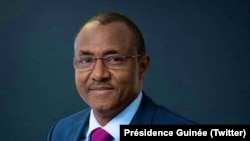 Le président de la transition, le Colonel Mamadi Doumbouya, a signé le décret de nomination de Mohamed Béavogui au poste de Premier Ministre de la Transition à Conakry, le 6 octobre 2021. (Twitter/Présidence Guinée)