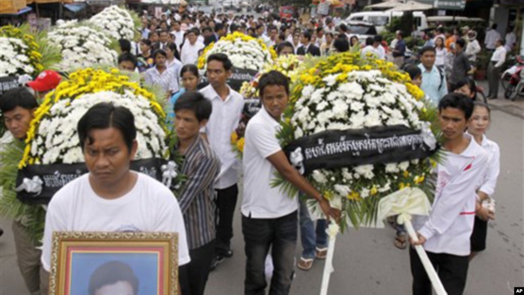 Serikat pekerja Kamboja memperingati HUT kematian aktivis buruh Chea Vichea di Phnom Penh (foto; dok). 