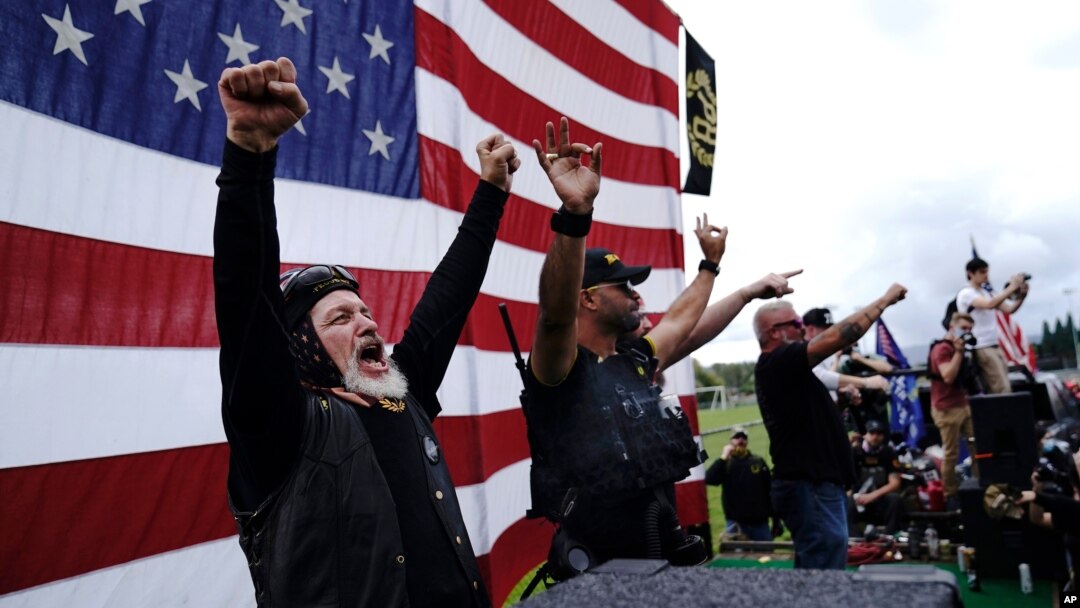 "Proud Boys" o'ng qanot guruhi a'zolari namoyish o'tkazmoqda, Portlend, Oregon, 2020-yil, 26-sentabr