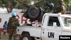 Un casque bleu de l'ONU fait une pause pendant une patrouille à Bangui, la capitale de la République centrafricaine, le 30 décembre 2015.