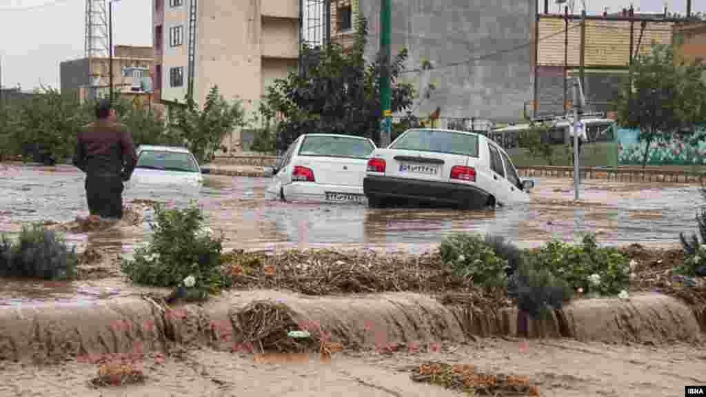 جاری شدن سیل در کوهدشت علاوه بر خسارتهای مالی فراوان،&zwnj; جان سه نفر را گرفت. عکس: بیات آزاد بخت &ndash; ایسنا &nbsp;