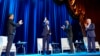 El presidente Joe Biden (al centro), y los mandatarios Barack Obama y Bill Clinton participan en un evento de recaudación de fondos con el presentador Stephen Colbert ,en el Radio City Music Hall, el jueves 28 de marzo de 2024, en Nueva York.