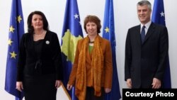 Predsednica Kosova Atifete Jahjaga, visoka predstavnica EU Ketrin Ešton i premijer Kosova Hašim Tači