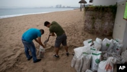 Người dân đang chuẩn bị các túi cát trước khi cơn bão Patricia kéo đến Puerto Vallarta, Mexico, ngày 23/10/2015.