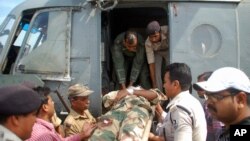 Seorang tentara India yang terluka akibat pemboman diangkut oleh petugas medis di negara bagian Bihar (10/4). 