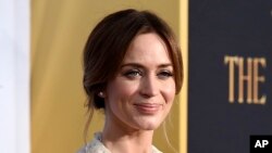 Emily Blunt es Mary Poppins en "Mary Poppins Returns" a estrenarse en diciembre en EE.UU. y Gran Bretaña. En la gráfica de archivo, la actriz a su llegada a la premiere de la cinta "The Huntsman: Winter's War", Los Angeles, 11/4/16.