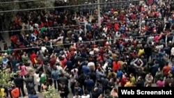 太伏镇民众在太伏中学外与军警对峙 （网络图片 2017年4月6日）