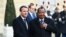 Le président français Emmanuel Macron, à gauche, salue son homologue camerounais Paul Biya à son arrivée à l'Elysée à Paris, le 12 décembre 2017.