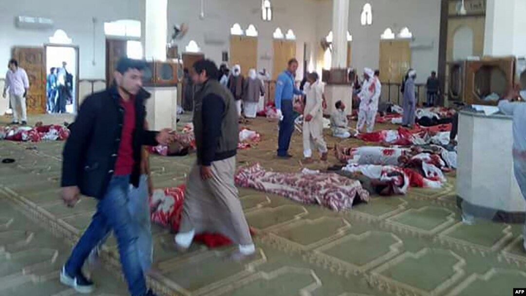 Beberapa korban tewas tergeletak di lantai masjid masjid al-Rawdah di kota Bir al-Abed, di barat ibu kota provinsi, el-Arish, Semenanjung Sinai, Jumat (24/11). 