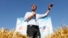 Kandidat calon presiden dari Partai Demokrat Julian Castro di Des Moines Register Soapbox saat mengunjungi Iowa State Fair, di Des Moines, Iowa, 9 Agustus 2019. (AP Photo/Charlie Neibergall)