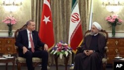 Presiden Iran Hassan Rouhani (kanan) berbincang dengan Presiden Turki Recep Tayyip Erdogan di Istana Saadabad, Teheran, Iran, 7 April 2015. (AP Photo/ Iranian Presidency Office)