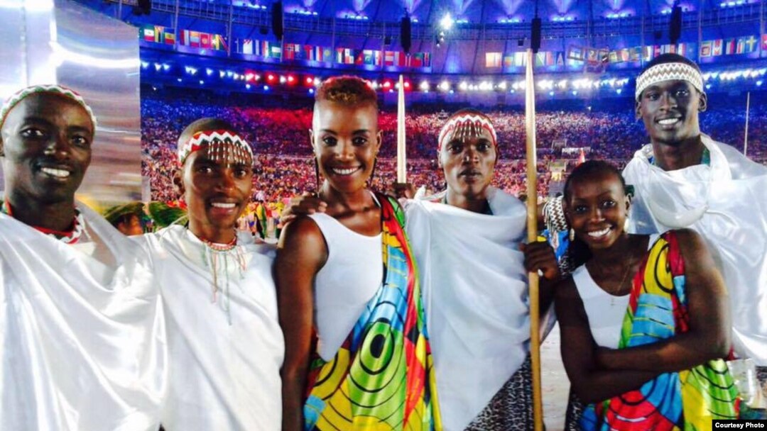 Diane Nukuri aza ubwa gatatu uva i bubamfu kuri iyi foto y'abanonotsi b'Abarundi bari mu nkino mpuzamamungu za Olempike mu gisagara ca rio de Janeiro, mu gihugu ca Brezil