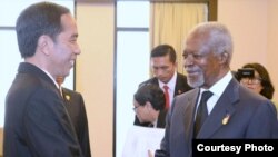 Presiden Joko Widodo berjabat tangan dengan mantan sekretaris jenderal PBB Kofi Annan menjelang pembukaan Bali Democracy Forum di Bali (8/12). (Courtesy: Setpres RI)