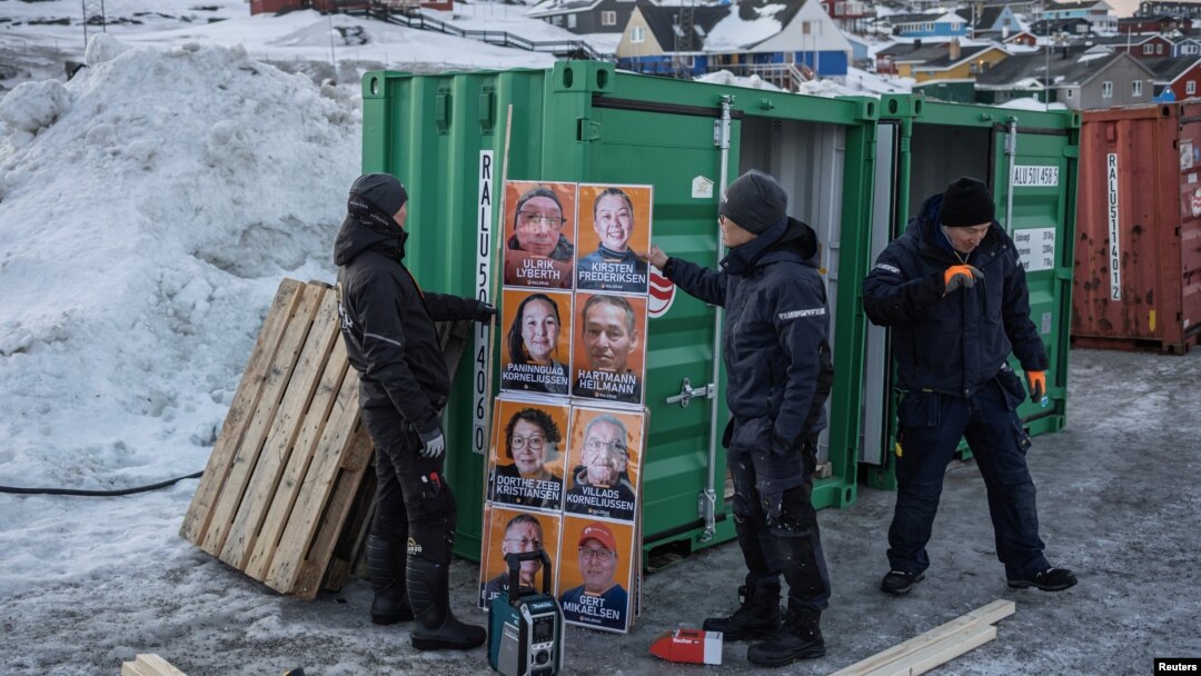 Radnici pripremaju transparente za izbornu kampanju ispred biračkog mesta tokom opštih izbora u Nuku, Grenland, 11. marta 2025. (Foto: Reuters/Marko Đurica)