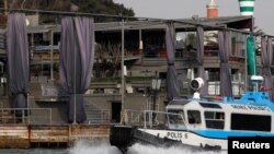 Seorang penjaga pantai Turki berpatroli di depan klab malam Reina di tepi selat Bosphorus, Istanbul, Turki, yang diserang oleh seorang pria bersenjata, 1 Januari 2017. (REUTERS/Umit Bektas) 