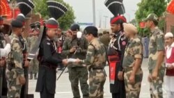 独立日巴基斯坦边界军队向印度军人赠送甜品
