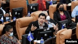 El legislador Walmart Gutiérrez toma la palabra en la Asamblea de Nicaragua, en Managua, el 14 de junio de 2022.