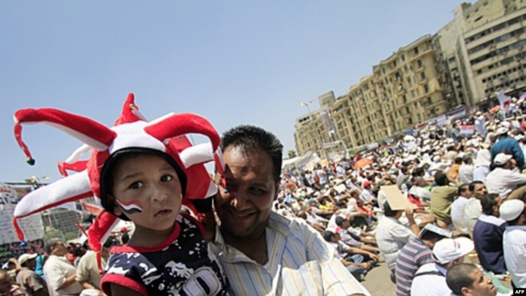 Qohira, "Tahrir" maydonida har kuni bir tadbir. Namoyish yoki miting. Yoshu qari shu yerda.