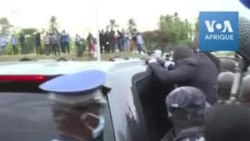 La voiture de Gbagbo entourée de supporters à Abidjan