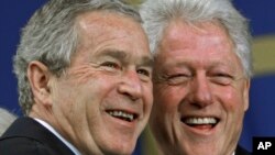 Expresidentes de Estados Unidos George W. Bush y Bill Clinton, en una foto de archivo de noviembre de 2006.