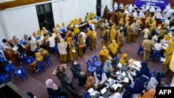 Para aparatur sipil negara sedang menunggu giliran mendapat suntikan vaksin COVID-19 di Banda Aceh, 5 April 2021. (Foto: Chaideer Mahyudin/AFP)