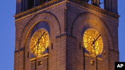 Menara jam di Trump International Hotel saat fajar merekah di Washington, D.C., Jumat, 9 Maret 2018 (foto: AP Photo/J. David Ake)