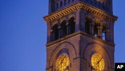 Menara jam pada Hotel Internasional Trump di Washington, saat fajar menjelang pada 9 Maret 2018. (Foto: AP/J. David Ake)