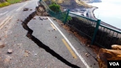 Jalanan antara Lyttelton and Sumner di Christchurch, Selandia Baru, rusak berat akibat gempa bumi pekan lalu.