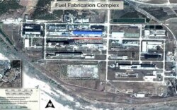 북한의 영변 핵시설 단지 위성사진으로 우라늄 농축공장 사진에는 120ｍ 길이의 푸른색 지붕으로 표시되있다.