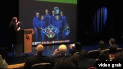 Hằng trăm sinh viên đại học và học sinh trung học chen chúc trong hội trường của Đại Học Tiểu Bang California ở Los Angeles để tham gia buổi nói chuyện với các phi hành gia trên Trạm Không Gian Quốc Tế qua video