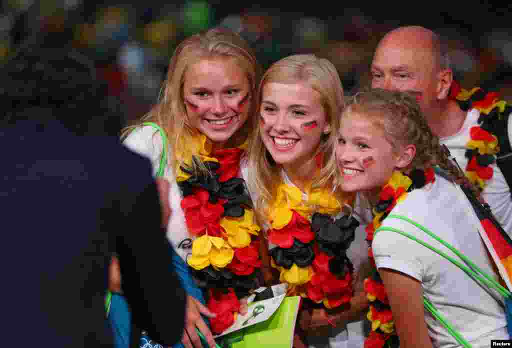 Para penggemar olahraga dari Jerman berfoto sebelum upacara pembukaan Olimpiade Musim Panas 2016 di Rio de Janeiro, Brazil (5/8). (Reuters/Mike Blake)