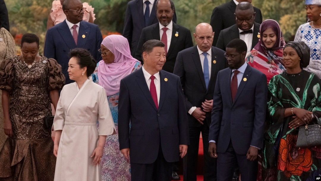 2024年9月4日中國國家主席習近平和夫人彭麗媛在北京與非洲國家領導人合影。