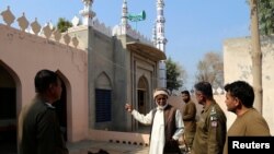 منور حسین، یکی از مقامات پلیس پاکستان، به رویترز گفت که گروهی از مردم شنبه شب و پس از این که پسر امام جماعت گفت مردی را در حال سوزاندن قرآن دیده است، در یک مسجد تجمع کردند.