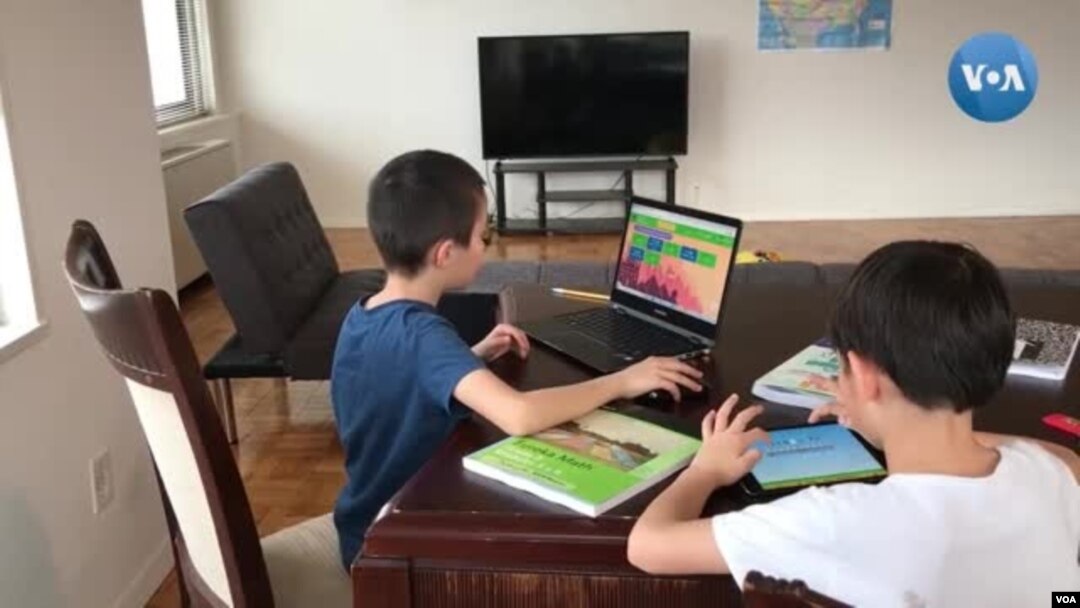 Penggunaan internet mengalami lonjakan drastis ketika ratusan juta orang, termasuk para pelajar harus tinggal di rumah akibat perebakan wabah virus corona (foto: ilustrasi).