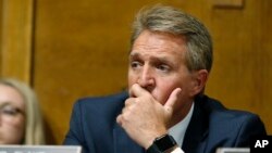 El senador republicano por Arizona Jeff Flake expresa apoyo a Brett Kavanaugh, nominado para la Corte Suprema de EE.UU.