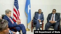 El secretario de Estado, John Kerry (izquierda) conversa con el presidente Hassan Sheikh Mohammed (centro) y el primer ministro Omar Abdirashid Ali Sharmarke (derecha) en el aeropuerto de Mogadiscio